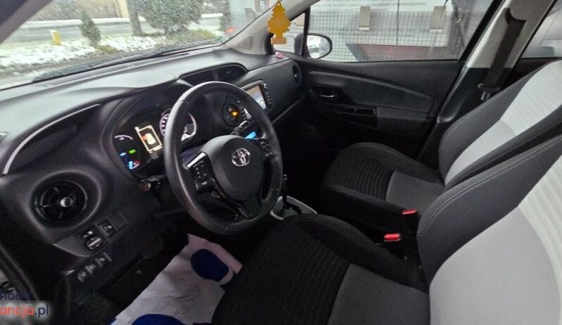 Toyota Yaris Hybrid 100 Terra full