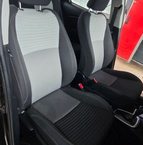 Toyota Yaris Hybrid 100 Terra full