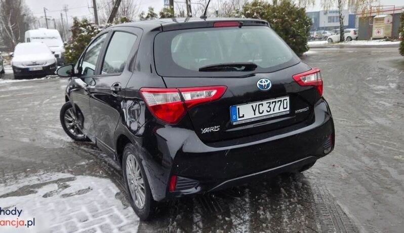 Toyota Yaris Hybrid 100 Terra full