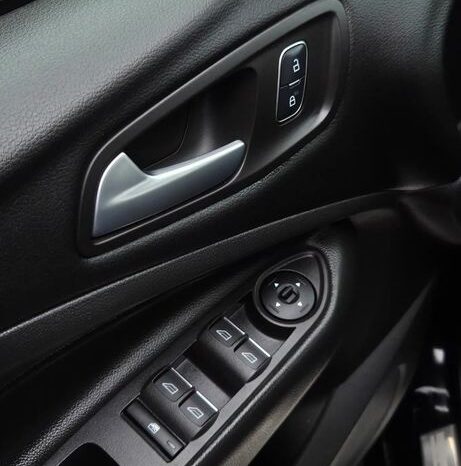 Ford Kuga 1.5 EcoBoost 2×4 ST-Line full